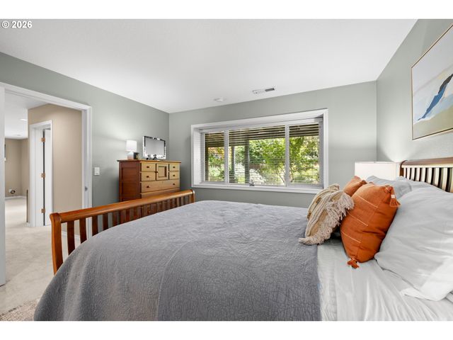 17485 BROOKHURST Dr, Lake Oswego, OR 97034