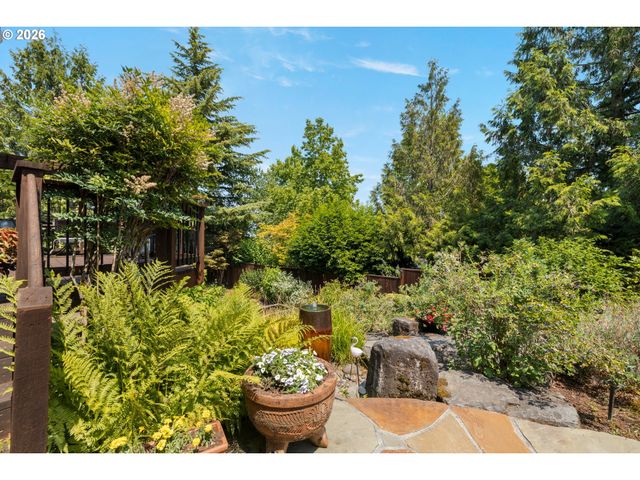17485 BROOKHURST Dr, Lake Oswego, OR 97034