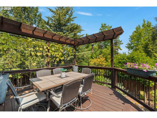 17485 BROOKHURST Dr, Lake Oswego, OR 97034