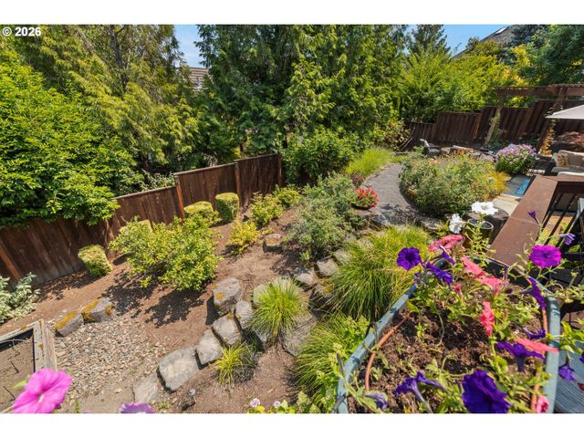 17485 BROOKHURST Dr, Lake Oswego, OR 97034