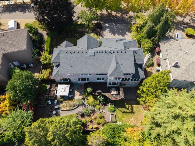 17485 BROOKHURST Dr, Lake Oswego, OR 97034