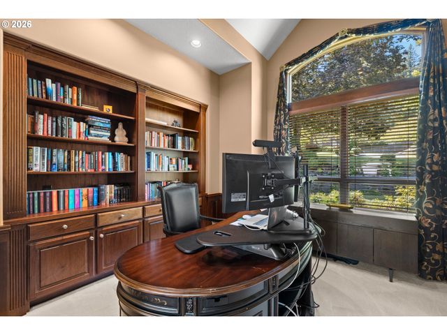 17485 BROOKHURST Dr, Lake Oswego, OR 97034