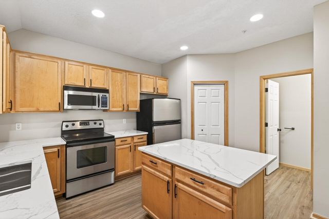 879 Braunworth Court, Chaska, MN 55318