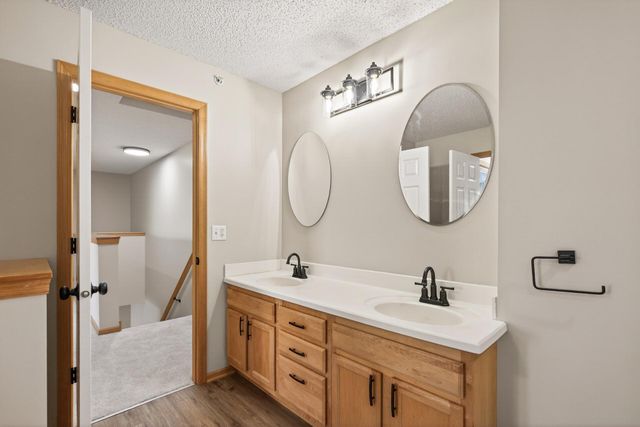 879 Braunworth Court, Chaska, MN 55318