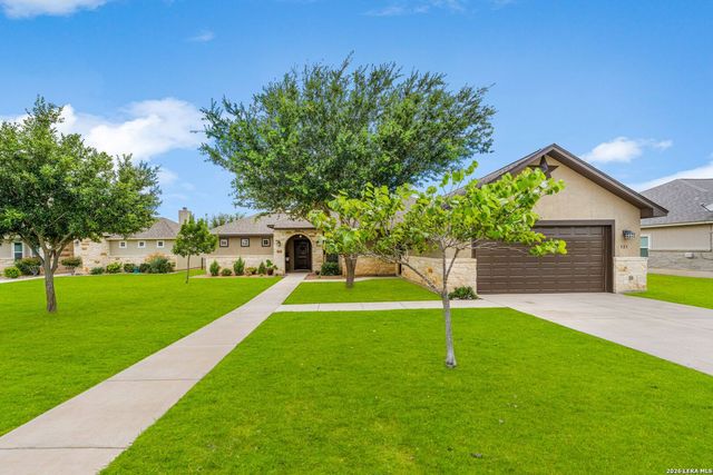 121 FAIRWAY DR, Floresville, TX 78114