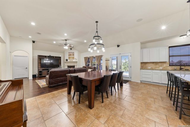 121 FAIRWAY DR, Floresville, TX 78114