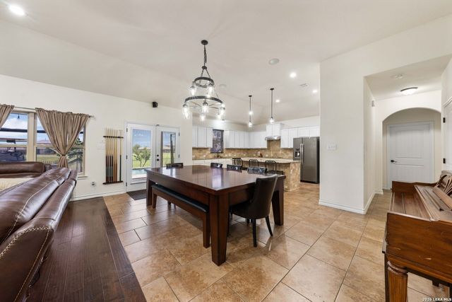 121 FAIRWAY DR, Floresville, TX 78114