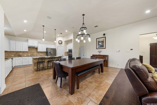 121 FAIRWAY DR, Floresville, TX 78114