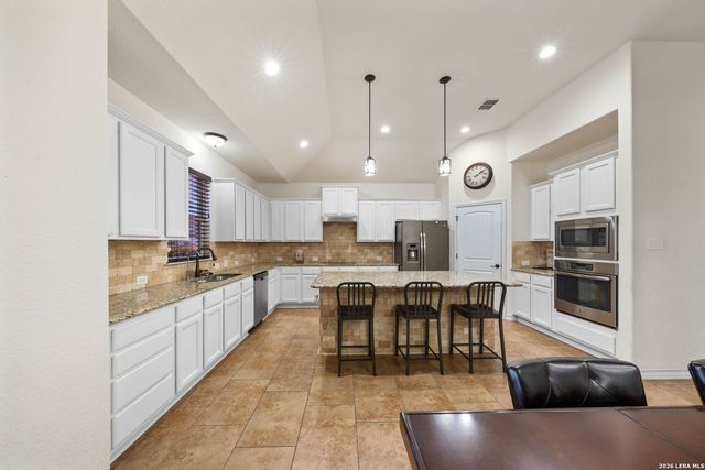 121 FAIRWAY DR, Floresville, TX 78114