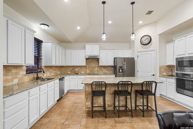 121 FAIRWAY DR, Floresville, TX 78114