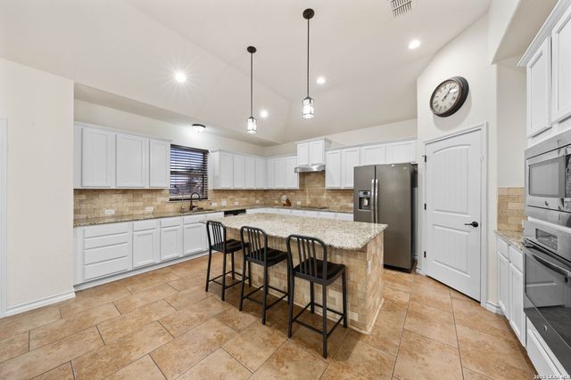 121 FAIRWAY DR, Floresville, TX 78114