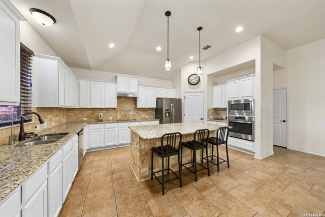 121 FAIRWAY DR, Floresville, TX 78114