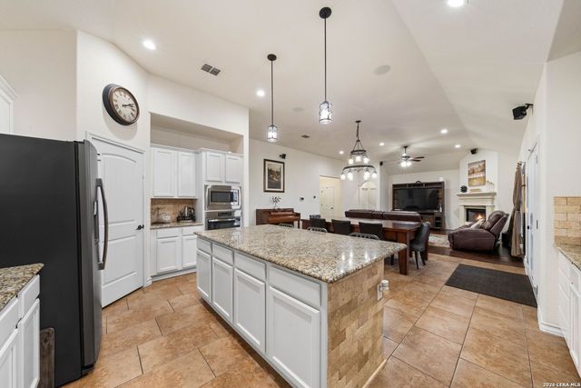 121 FAIRWAY DR, Floresville, TX 78114