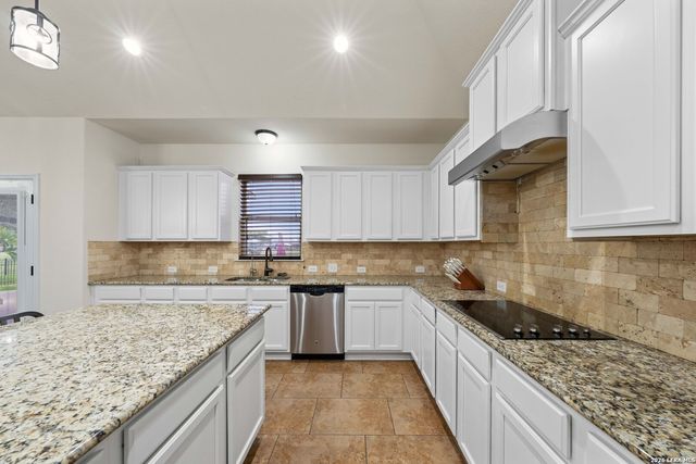121 FAIRWAY DR, Floresville, TX 78114