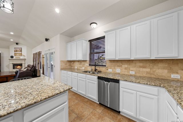 121 FAIRWAY DR, Floresville, TX 78114