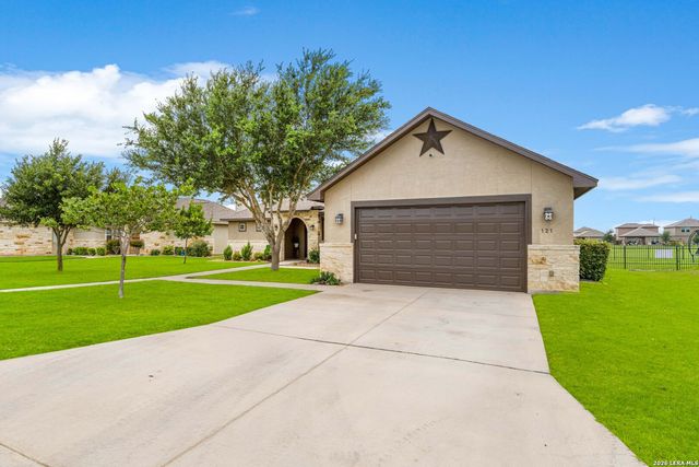 121 FAIRWAY DR, Floresville, TX 78114