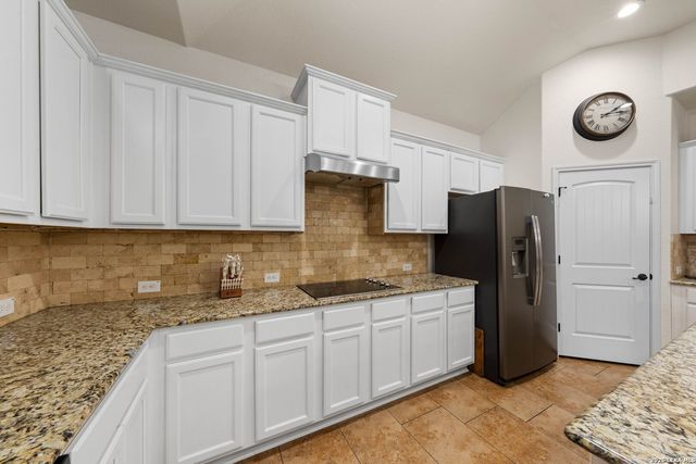 121 FAIRWAY DR, Floresville, TX 78114