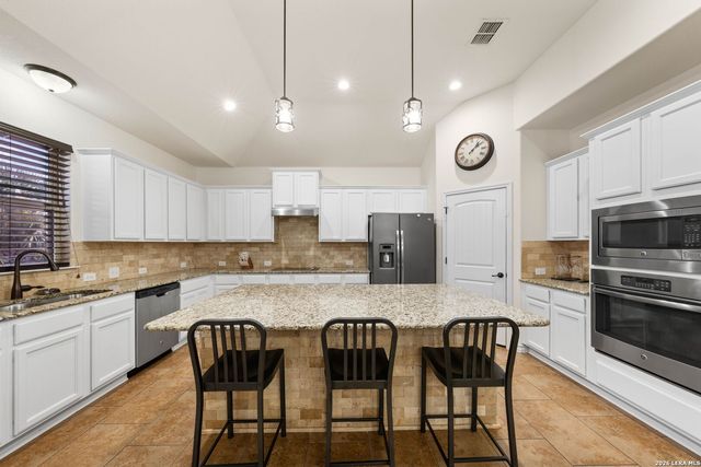 121 FAIRWAY DR, Floresville, TX 78114