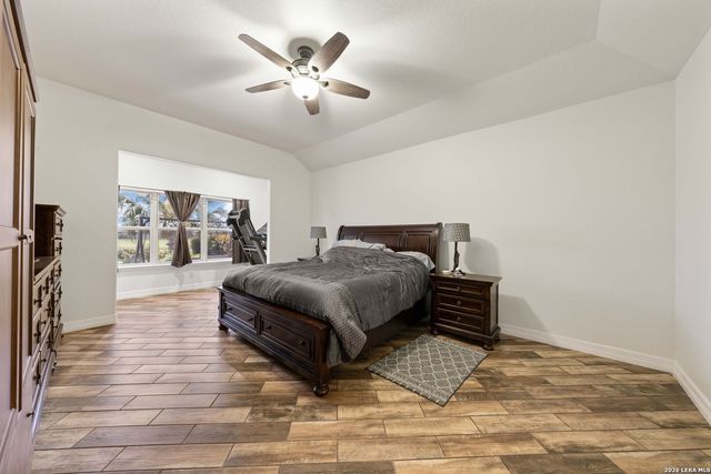 121 FAIRWAY DR, Floresville, TX 78114