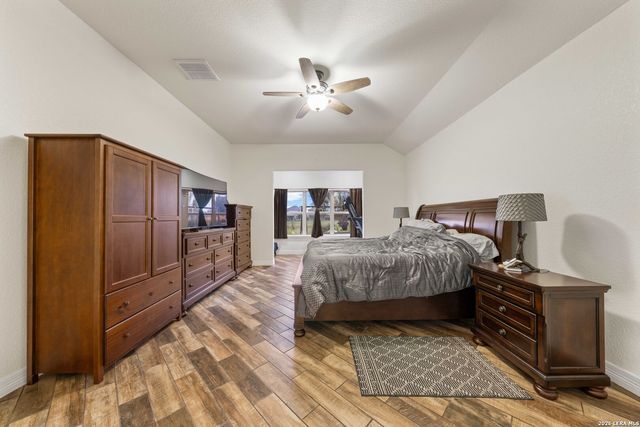 121 FAIRWAY DR, Floresville, TX 78114