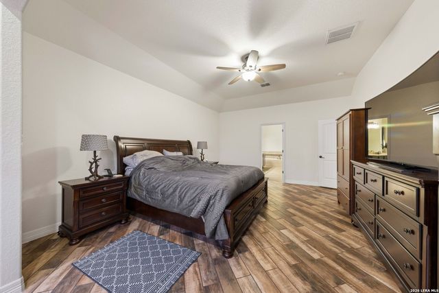 121 FAIRWAY DR, Floresville, TX 78114