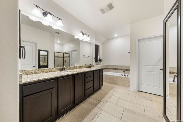 121 FAIRWAY DR, Floresville, TX 78114