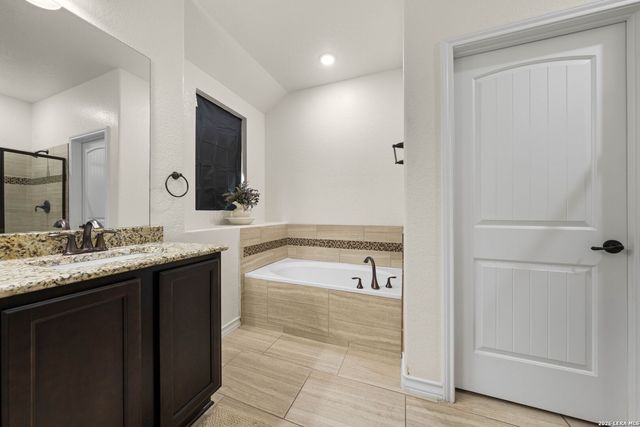 121 FAIRWAY DR, Floresville, TX 78114