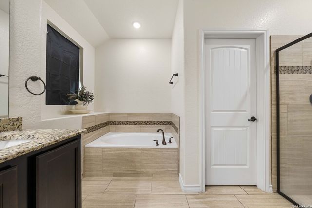 121 FAIRWAY DR, Floresville, TX 78114