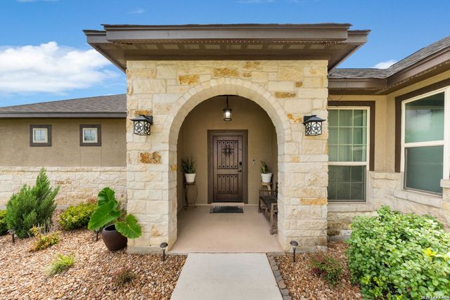 121 FAIRWAY DR, Floresville, TX 78114