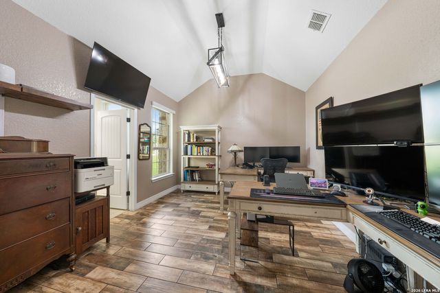 121 FAIRWAY DR, Floresville, TX 78114