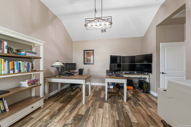 121 FAIRWAY DR, Floresville, TX 78114