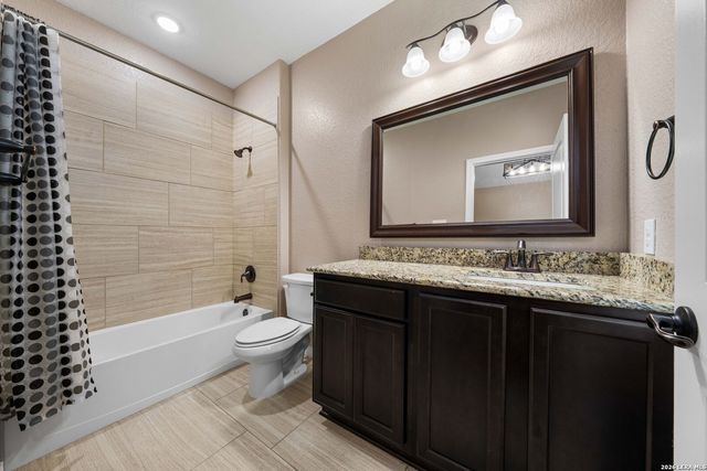 121 FAIRWAY DR, Floresville, TX 78114
