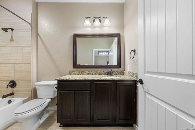 121 FAIRWAY DR, Floresville, TX 78114