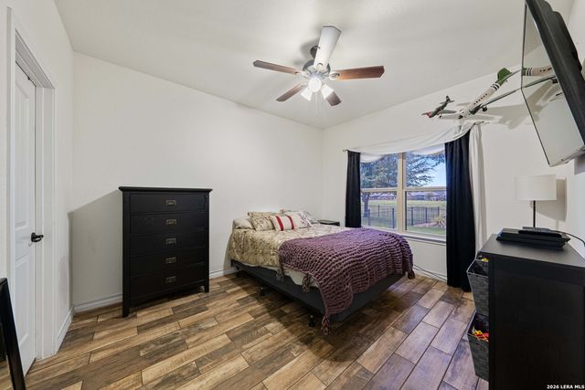 121 FAIRWAY DR, Floresville, TX 78114