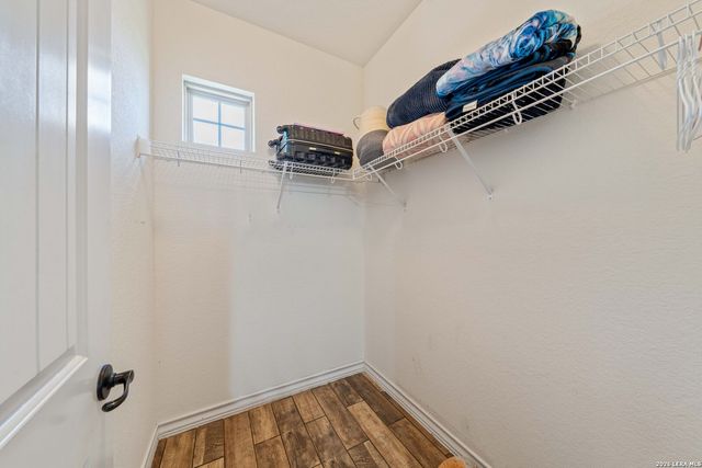 121 FAIRWAY DR, Floresville, TX 78114