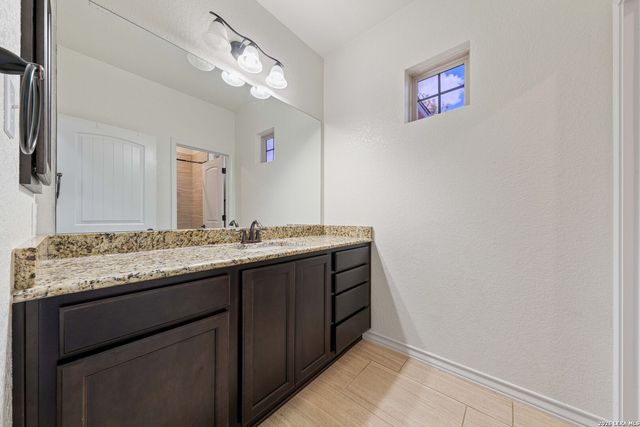 121 FAIRWAY DR, Floresville, TX 78114