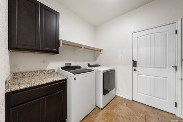 121 FAIRWAY DR, Floresville, TX 78114