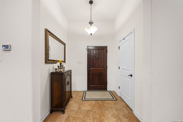 121 FAIRWAY DR, Floresville, TX 78114