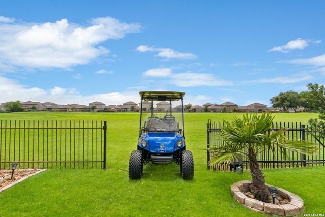 121 FAIRWAY DR, Floresville, TX 78114