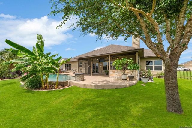 121 FAIRWAY DR, Floresville, TX 78114