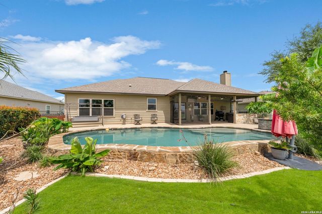 121 FAIRWAY DR, Floresville, TX 78114