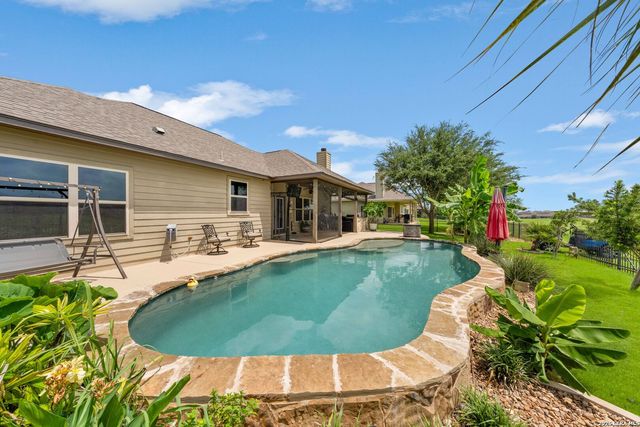 121 FAIRWAY DR, Floresville, TX 78114