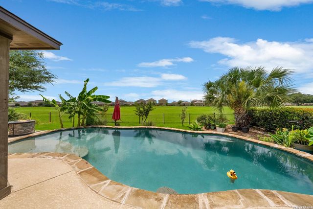 121 FAIRWAY DR, Floresville, TX 78114