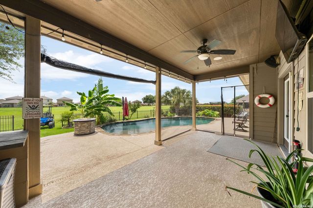 121 FAIRWAY DR, Floresville, TX 78114