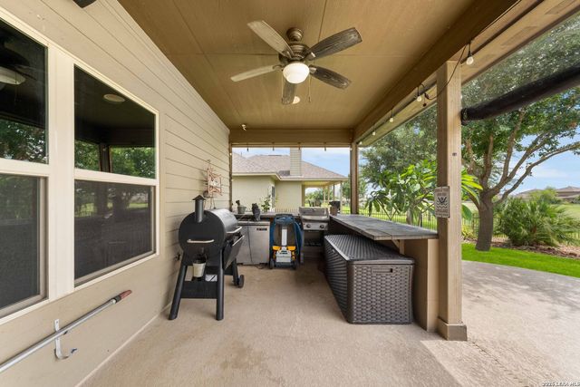 121 FAIRWAY DR, Floresville, TX 78114