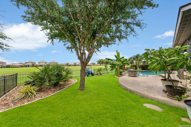 121 FAIRWAY DR, Floresville, TX 78114