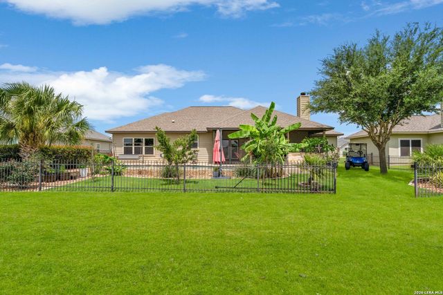 121 FAIRWAY DR, Floresville, TX 78114