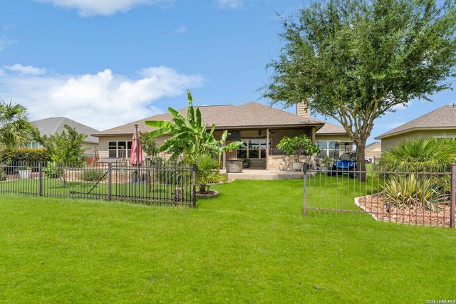 121 FAIRWAY DR, Floresville, TX 78114
