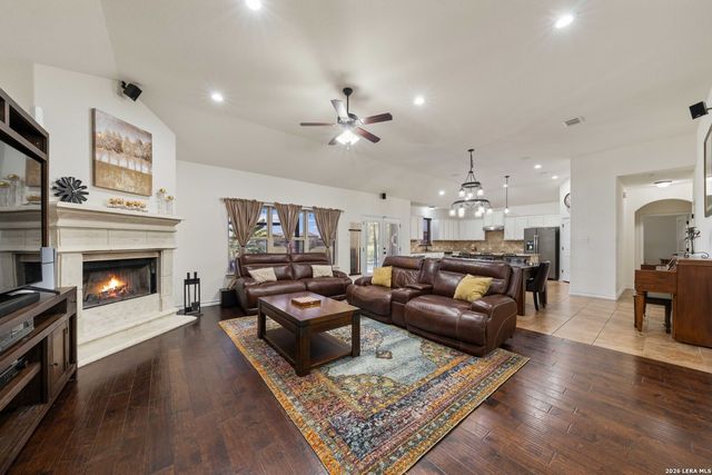121 FAIRWAY DR, Floresville, TX 78114