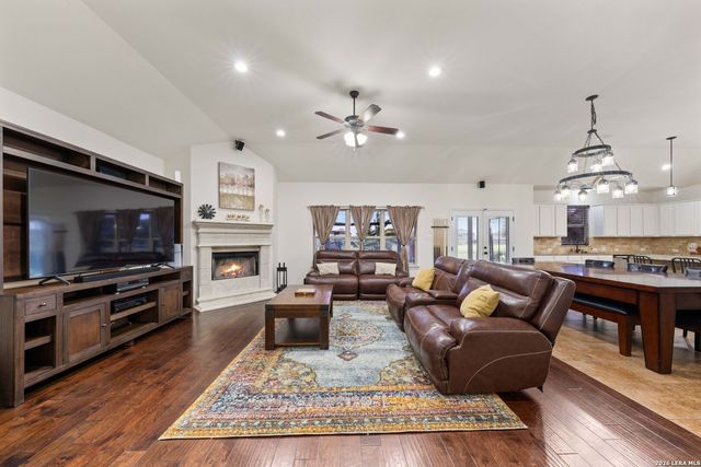 121 FAIRWAY DR, Floresville, TX 78114
